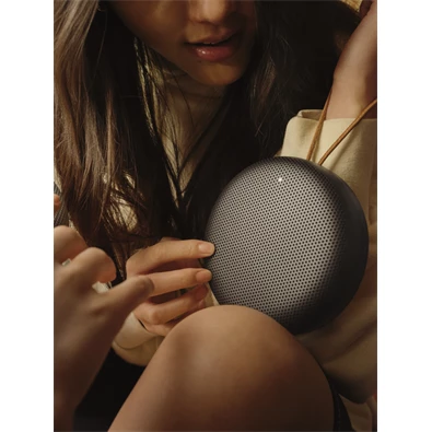 Bang & Olufsen 1734002 Beosound A1 2nd Gen hordozható fekete Bluetooth hangszoró