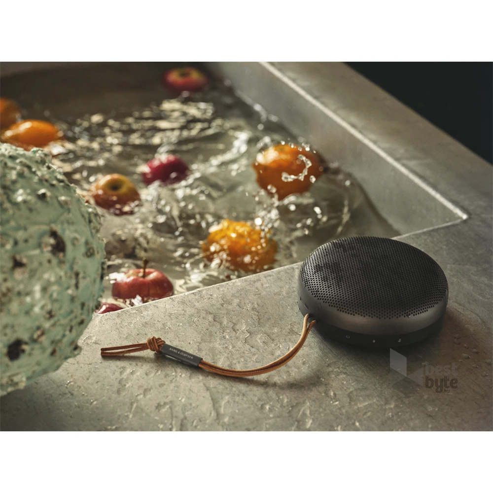 Bang & Olufsen 1734002 Beosound A1 2nd Gen hordozható fekete Bluetooth hangszoró