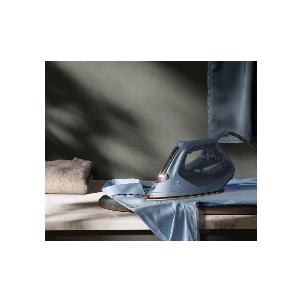 Electrolux E8SI1-6DBM Renew 800 kék gőzölős vasaló