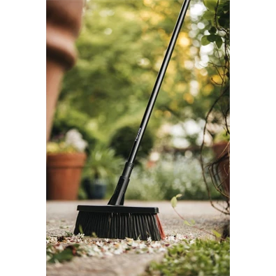 Fiskars Solid M univerzális kültéri seprű
