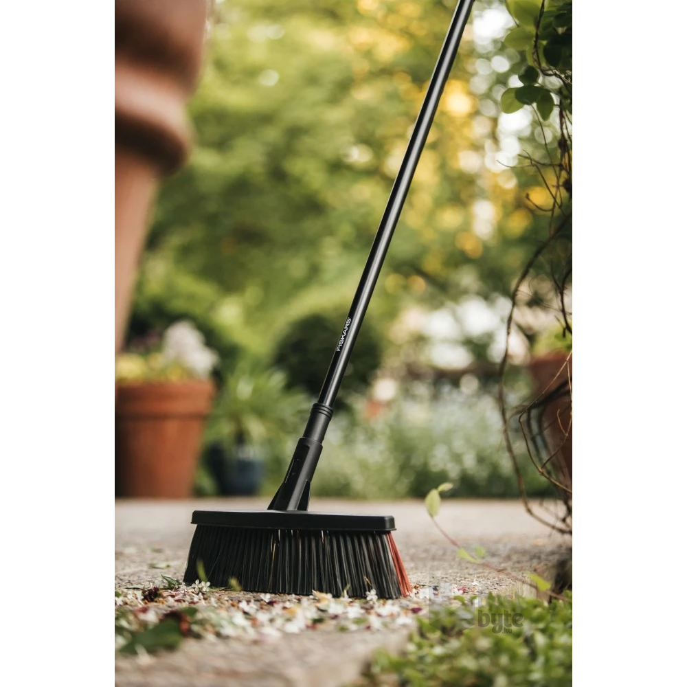 Fiskars Solid M univerzális kültéri seprű