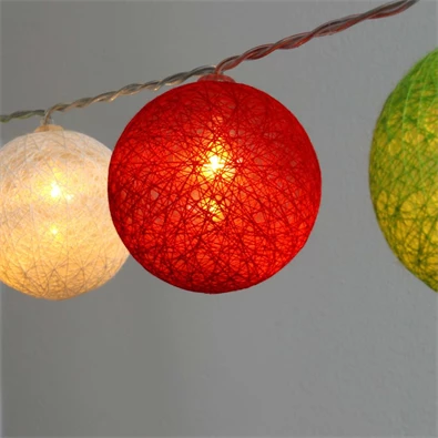 Gömb alakú 6cm/színes fonott/1,5m/piros-fehér-zöld/10db LED-es/USB-s fénydekoráció