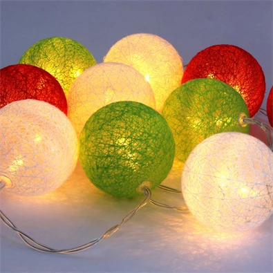 Gömb alakú 6cm/színes fonott/1,5m/piros-fehér-zöld/10db LED-es/USB-s fénydekoráció