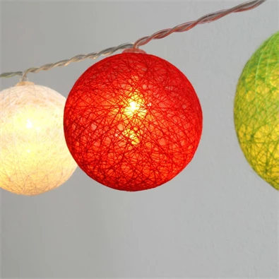 Gömb alakú 6cm/színes fonott/3m/piros-fehér-zöld/20db LED-es/USB-s fénydekoráció