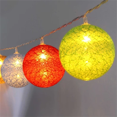 Gömb alakú 6cm/színes fonott/4,5m/barna-piros-kék-zöld/30db LED-es/USB-s fénydekoráció