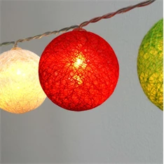 Gömb alakú 6cm/színes fonott/4,5m/piros-fehér-zöld/30db LED-es/USB-s fénydekoráció