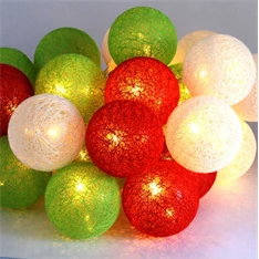 Gömb alakú 6cm/színes fonott/4,5m/piros-fehér-zöld/30db LED-es/USB-s fénydekoráció
