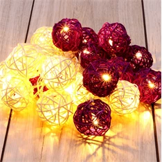Gömb alakú fonott/rattan/4m/meleg fehér + lila/20db LED-es/3xAA elemes fénydekoráció