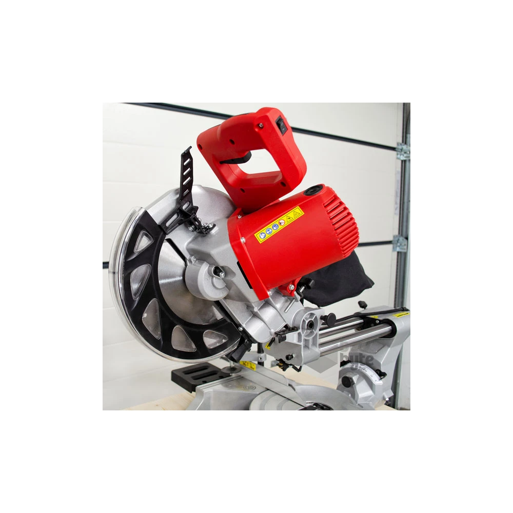 Hecht 820 2100W elektromos gérvágó fűrész