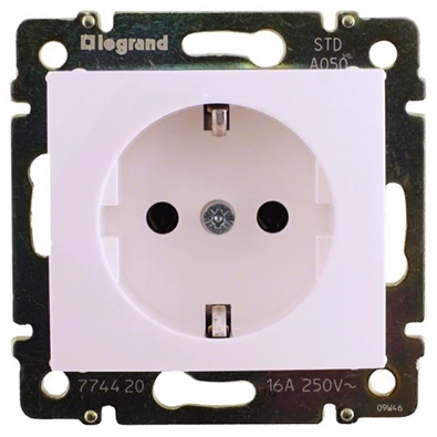 Legrand 774420 Valena fehér 2P+F csatlakozóaljzat