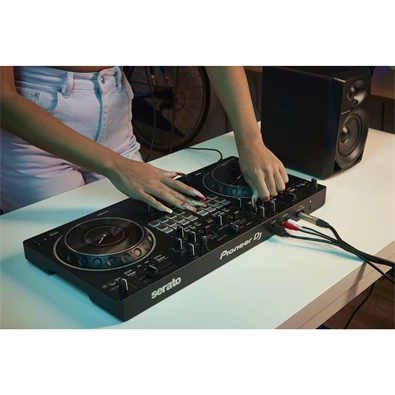Pioneer DJ DDJ-REV1 fekete kétcsatornás DJ kontroller