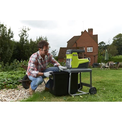 Ryobi RSH3045U 2800 W csendes működésű komposztaprító