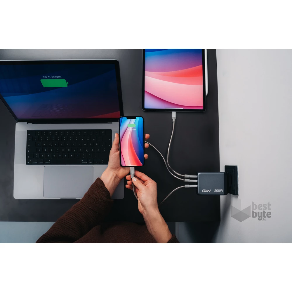 Verbatim 32204 GNC-200 GaN Charger 200W USB Type-A + 3xType-C hálózati töltő adapter
