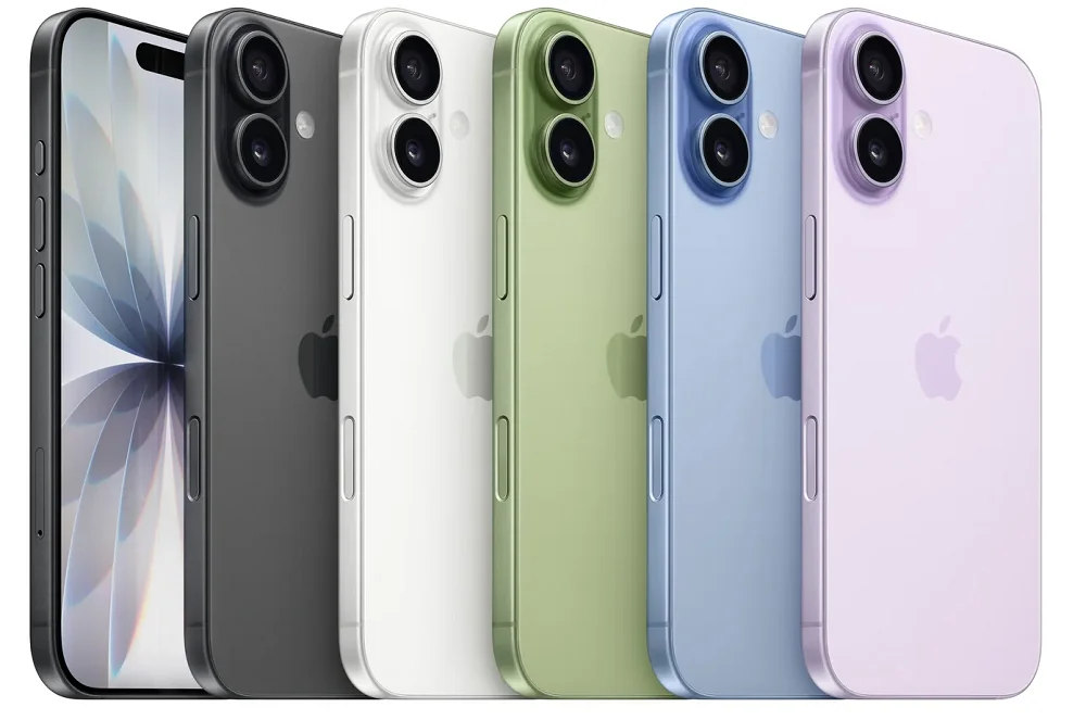 iPhone 17 színek: fekete, levendula, párakék és zsályazöld készülékek egymás mellett, a hátlapjukat mutatva.