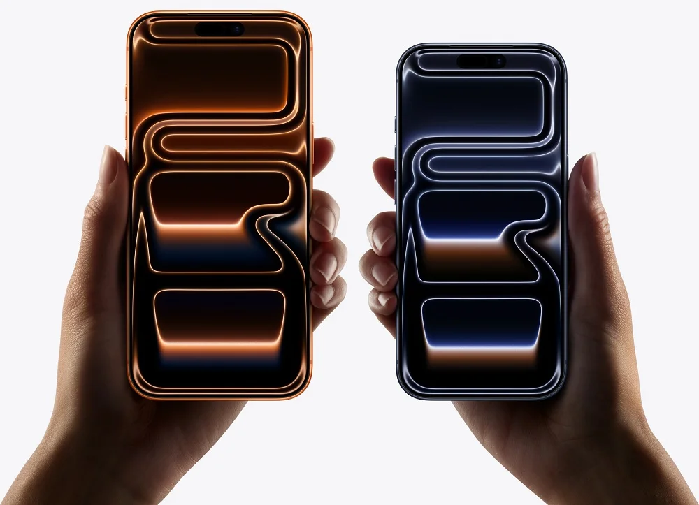 Apple iPhone 17 Pro ezüst és iPhone 17 Pro Max mélykék színben, kézben tartva, a kijelzőkön folyékony fém mintával.